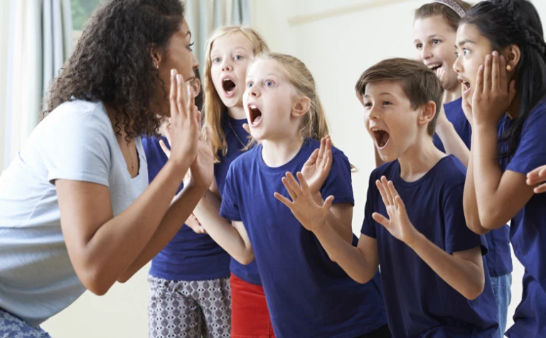dzieci ćwiczące do przedstawienia